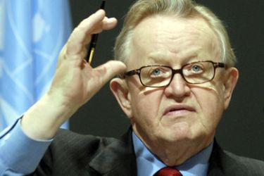 Special UN envoy Martti Ahtisaari gives a presser after meeting with Serb and Kosovo Albanian leaders about Kosovo's future, in Vienna, 10 March 2007.