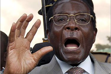 REUTERS/ Zimbabwe's President Robert Mugabe talks to his supporters in Harare March 30, 2007. Mugabe called for ruling party unity on Friday as he rallied support for 2008 elections which will likely see him stand for another term as leader of the crumbling country. REUTERS/Phimon Bulawayo