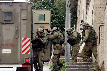 . AFP / Israeli soldiers leave a building after a search operation in the West Bank city of Nablus, 01 March 2007. Israeli troops stormed a residential building in Nablus on Thursday, pressing on with a widespread crackdown against suspected militants in the occupied West Bank city. AFP