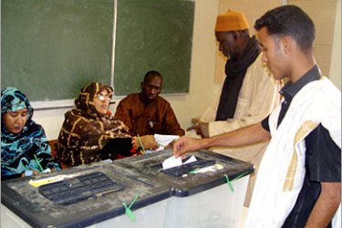 أحد الناخبين يدلي بصوته - موريتانية - الجزيرة نت