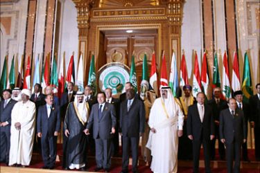 f_Arab leaders and world figures pose for a group picture at the start of a two-day summit in the Saudi capital Riyadh, 28 March 2007. Arab leaders kicked off a summit in Saudi