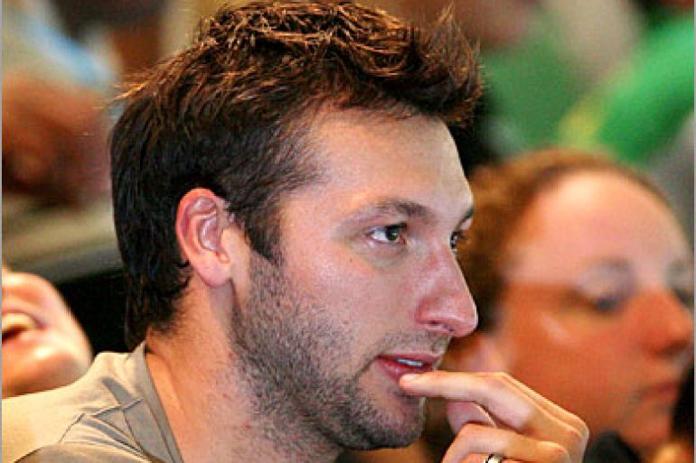epa00972228 Australia's world and Olympic champion swimmer Ian Thorpe (C) watches the women's 50m butterfly swimming final at the World Aquatics Championships in