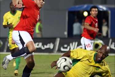 f_Egyptian player Mohamad Zedan (L) fights for the ball with Mauritania's player Kromo Kho Mossa (L) during their African Cup of Nations qualifier football match 25 March 2007 in Cairo. AFP PHOTO/AMRO MARAGHI