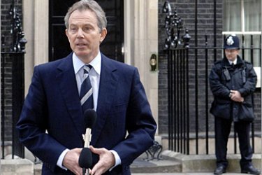 . REUTERS /Britain's Prime Minister Tony Blair speaks to the media outside number 10 Downing Street in London April 5, 2007. The 15 British military personnel freed by Iran after a two-week diplomatic stand-off arrived back in England on Thursday to cheers and to questions about the incident and