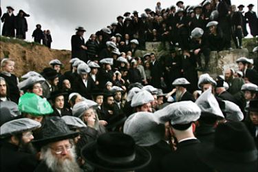 F_Ultra-Orthodox Jews fill water from a mountain spring in Jerusalem to be used to bake the matzoth (unleavened bread) during the Maim Shelanu ceremony 01 April 2007