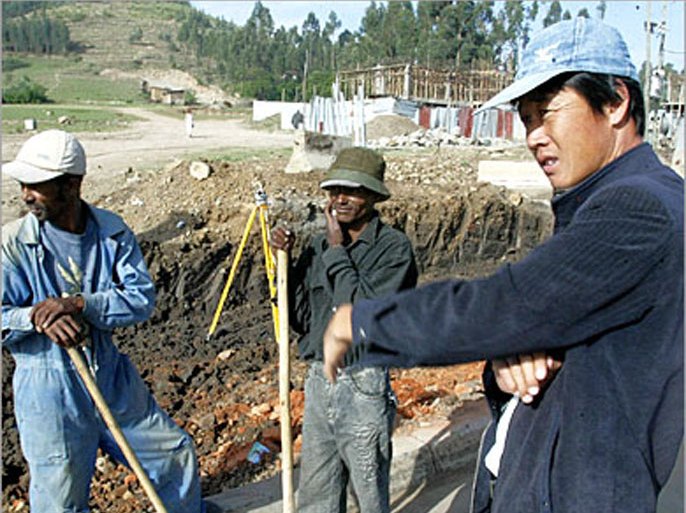 AFP / A Chinese construction worker (R) supervises the building of a road 30 April 2007 Makenisa, 9km south of Addis Ababa.The Ogaden National Liberation Front (ONLF) has told