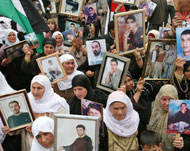 مظاهرات فلسطينية للمطالبة بإطلاق سراح الأسرى (رويترز)