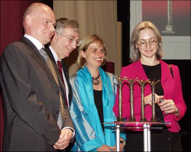 آنا (يمين) أثناء تسلمها جائزة معرض لايبزيغ الدولي للكتاب 2005 (الجزيرة نت-أرشيف)