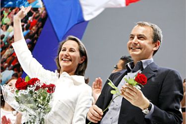 AFP / French socialist party (PS) presidential candidate Segolene Royal and Spanish prime Minister Jose-Luis Zapatero wave to the crowd at the end of a campaign meeting, 19 April 2007