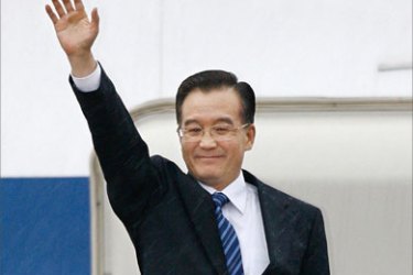 Chinese Premier Wen Jiabao waves upon his arrival at Haneda Airport in Tokyo, 11 April 2007