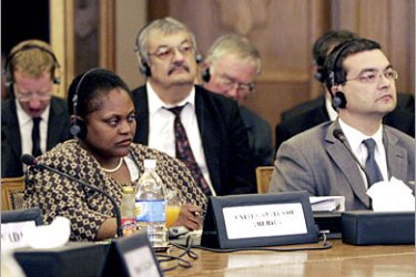 REUTERS/ U.S. Assistant Secretary for African Affairs Jendayi Frazer (L) listens during a meeting at the Arab League in Cairo April 3, 2007. The Arab League on Tuesday said "extremists" should have no role in national reconciliation in Somalia where close to 400 civilians have been killed in recent fighting between insurgents and the Ethiopian-backed government.