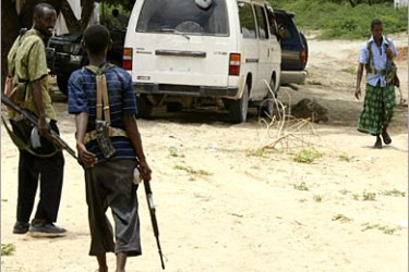 REUTERS/ Somali insurgents prepare to reinforce their troops in the battle area near Jamhuriya, north of the capital, Mogadishu April 23, 2007. Somalis fled a sixth day of shelling in