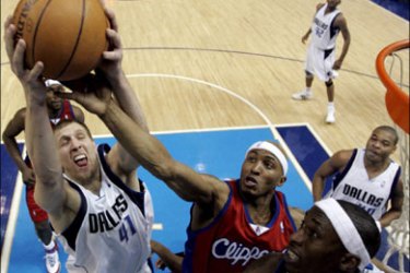 epa - Dallas Mavericks player Dirk Nowitzki (L) goes for a rebound against Los Angeles Clippers player James Singleton