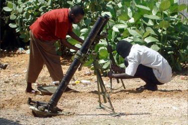 Islamist militia prepare to launch mortar rounds at Mogadishu stadium, 24, April 2007 where Ethiopian troops are situated.