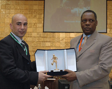 حسام حسن (يسار) يتلقى جائزة من رئيس الاتحاد الأفريقي لكرة القدم عيسى حياتو 
