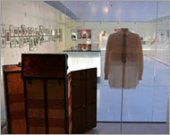 حقيبة سفر وملابس لكينيدي ضمن مقتنيات المتحف (الجزيرة نت)