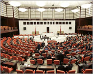 البرلمان التركي تحول إلى ساحة صراع سياسي بين الحزب الحاكم والمعارضة (رويترز)