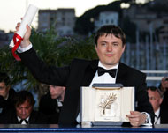المخرج الروماني كريستان مونجيو فاز بالسعفة الذهبية في كان هذا العام (الفرنسية-أرشيف)