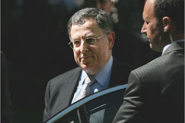 AFP /Lebanon's Prime Minister Fouad Siniora (C) steps out of his car sourounded by his bodyguards as he meets with Portugal's Prime Minister Jose Socrates (not seen) at the Palacio de Sao Bento in Lisbon