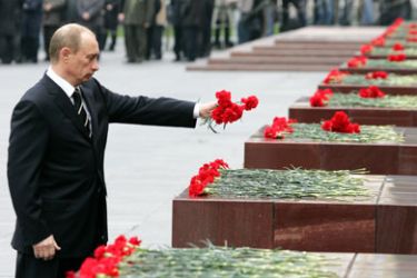 Russian President Vladimir Putin places carnations during a wreath-laying ceremony at the tomb of the Unkown Soldier near the Kremlin wall in Moscow, 08 May 2007. Russia