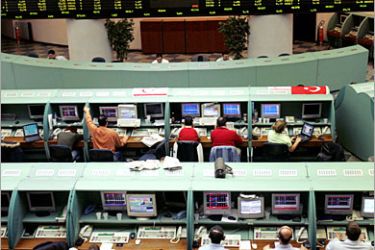 AFP / Brokers works at the Istanbul Stock Exchange in Istanbul, 30 April 2007. The Turkish lira tumbled iearly 30 April 2007 in line with heavy losses on the Istanbul stock market, amid a tense