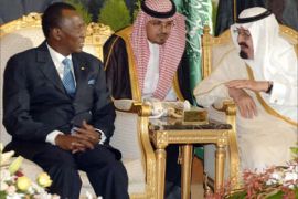 This handout picture released by the Saudi Press Agency (SPA) shows Saudi King Abdullah bin Abdul Aziz speaking with Chadian President Idriss Deby (L) during a meeting in Riyadh, 02 May 2007. Deby is on an official visit to the oil-rich kingdom.
