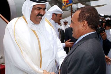 AFP / Emir of Qatar Sheikh Hamad bin Khalifa al-Thani (L) shakes hands with Yemeni President Ali Abdullah Saleh (R) at Sana'a airport 09 May 2007, after his arrival to Yemen. AFP