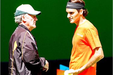 epa01007335 (FILES) A file photograph showing Swiss tennis player Roger Federer (R) in a happy mood with coach Australian Tony Roche during practise on the eve of the