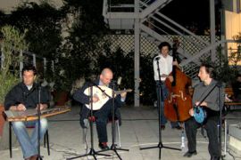 الجزيرة نت: الفرقة الموسيقية تعزف أغاني عربية، أمسية عن الموسيقى العربية في أثينا- شادي الأيوبي 2