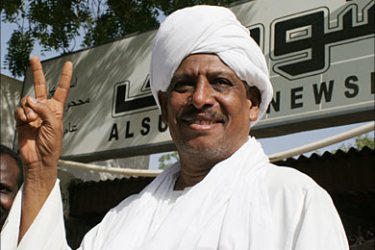 f_Mahjoub Urwah, chief editor of Sudanese daily paper Al-Sudani flashes the "V" for victory sign after his release from a three-day interrogation, 19 May 2007