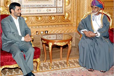 . AFP / Iranian President Mahmoud Ahmadinejad (L) and Omani leader Sultan Qaboos bin Said (R) hold talks during their meeing in Muscat, 14 May 2007. Ahmadinejad travelled to