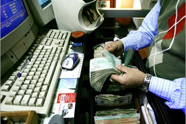 . AFP / A man counts currency at a stock-exchange office in Istanbul, 30 April 2007. The Turkish lira tumbled in early 30 April 2007 in line with heavy losses on the Istanbul stock