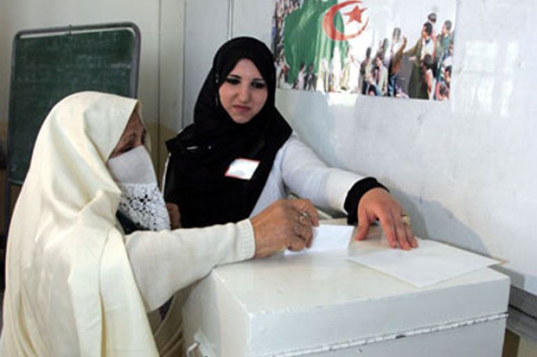Women cast their ballots at a polling station in Algiers City 17 may 2007. In Algeria's only third multiparty parliamentary election, there is concern that too few citizens will bother