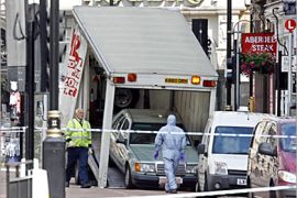 AFP / Police forensics officers load a Mercedes car in which police said contained a "potentially viable explosive device" onto a lorry in Haymarket in central London, 29 June 2007. Scotland