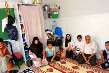 محمد واكد وعائلته في مدرسة بمخيم شاتيلا