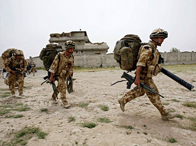 REUTERS/ British soldiers walk to board a helicopter in the Sangin valley in the southern province of Helmand June 7, 2007. REUTERS/Ahmad Masood (AFGHANISTAN)