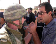 مشادة بين فلسطيني وجندي إسرائيلي بعد إغلاق الحاجز لساعات (الجزيرة نت)