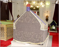 قبر السلطان عبد الحميد الثاني يعتليه الطربوش (الجزيرة نت) 