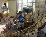 منزل بمدينة الصدر تعرض للضرر من جراء القصف الأميركي (رويترز)