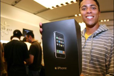 F/A costumer shows his newly purchased iPhone at an Apple store in Santa Monica, California, 29 June 2007. The release of Apple's much-ballyhooed iPhone is expected to give a boost to the emerging, multi-purpose cellphone market and possibly even help rival "smartphone" devices. AFP PHOTO/GABRIEL BOUYS
