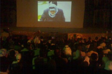 عرض فيلم سينمائي في صالة مدمرة في مدينة القنيطرة السورية (مشهد من الفيلم)