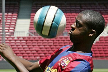 ف-Ivory Coast international midfielder and former AS Monaco player Yaya Toure plays with a ball in his new kit during his unveiling at Barcelona's Camp Nou stadium, 26 June 2007