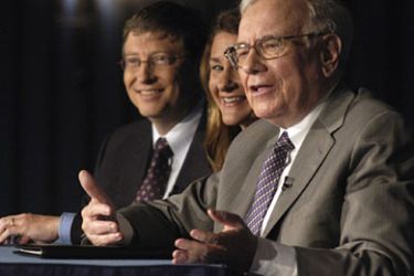 AFP/ (FILES)Microsoft co-founder and chairman Bill Gates (L) and his Melinda Gates (C) listen as US investment guru Warren Buffett (R) addresses a press conference in this 26 June 2006 file photo in New York regarding his pledge of 10 million class B shares of Berkshire Hathaway Corporation to the Bill & Melinda Gates Foundation.