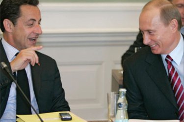French President Nicolas Sarkozy (L) speakes with his Russian counterpart Vladimir Putin (R) during the first working session on the second day of the G8 heads of state summit 07 June 2007