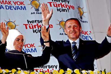 epa01074320 Turkish Prime minister Recep Tayyip Erdogan and his wife Emine greet their supporters of the Turkey's ruling party AKP 'Justice and Development Party' as they celebrate with early numbers of the polling