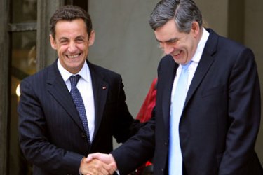 French President Nicolas Sarkozy (L) shakes hands with British Prime Minister Gordon Brown (R) after their joint-press conference at the presidential Elysee Palace after a