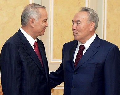 الرئيس الكزاخي نور سلطان نازاربييف (يمين) والرئيس الأوزبكي إسلام كاريموف على هامش اجتماعات منظمة شنغهاي للتعاون التي عقدت في أستانا عاصمة كزاخستان في يوليو/ تموز 2005