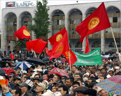إحدى تظاهرات المعارضة في العاصمة القيرغيزية بيشكيك في أبريل/ نيسان 2006