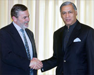باوتشر (يسار) مع رئيس وزراء باكستان شوكت عزيز في آخر لقاء لهما بإسلام آباد (رويترز-أرشيف)