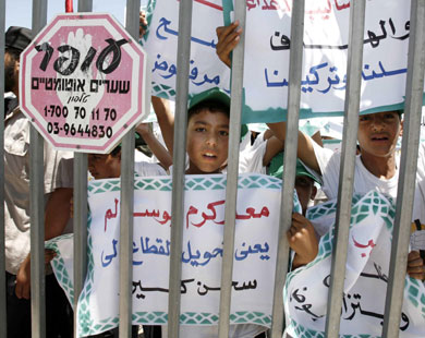 أطفال فلسطينيون يتظاهرون عند معبر رفح ضد إغلاقه من قبل المصريين (رويترز-أرشيف)